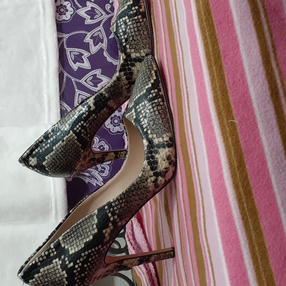 Faux snake pumps size 6.5